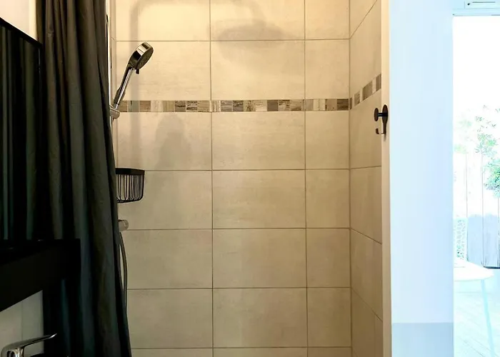 4 Personnes Au Calme *